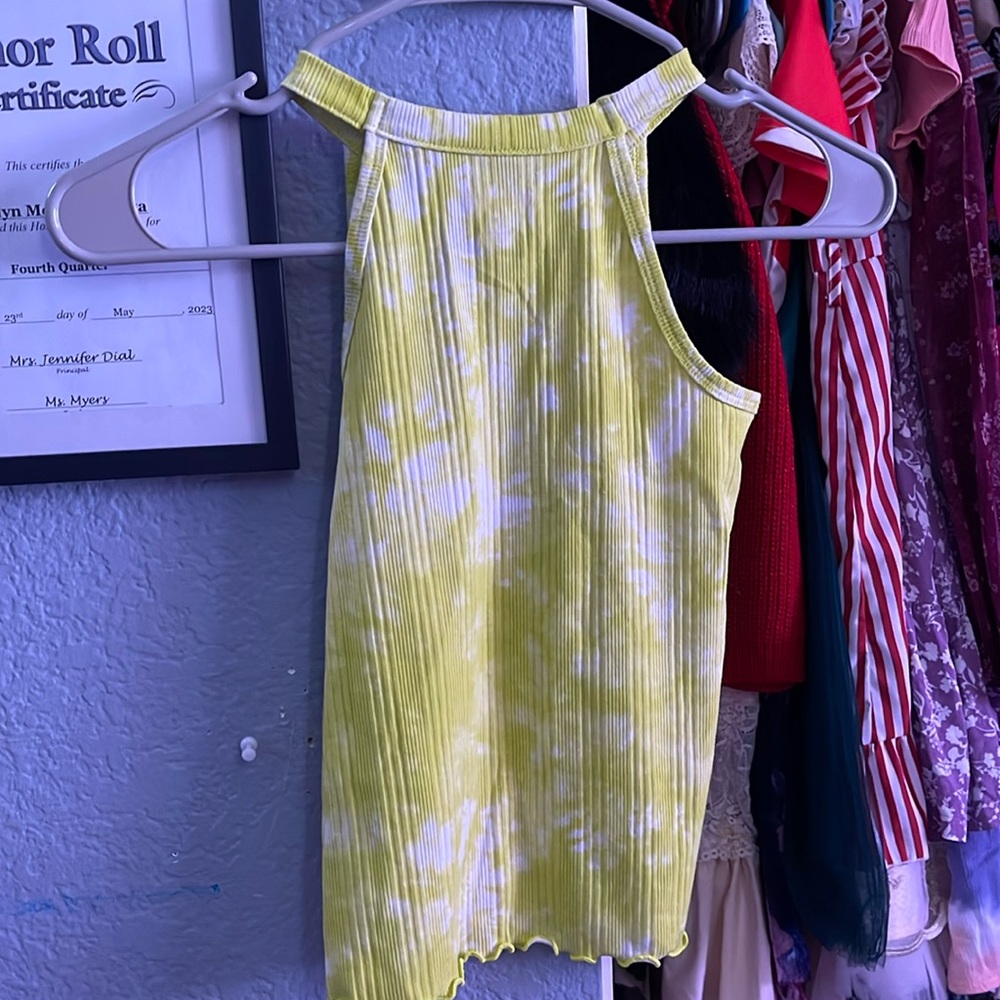 Hello I’m selling this cute tank top